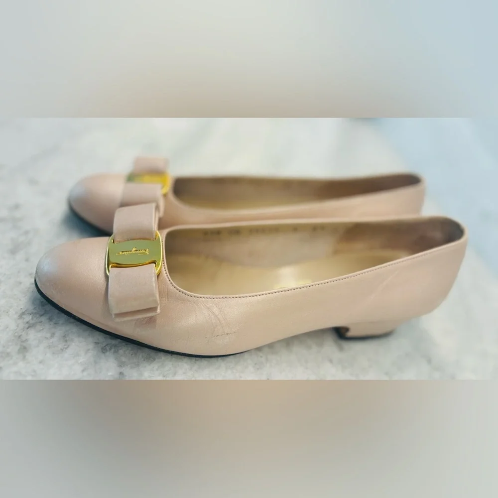 Salvatore Ferragamo Vara Bow Heels in soft pink oyster, size 6B - Picture 3 of 13